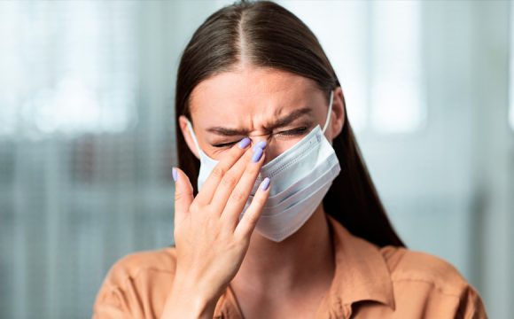 Una médica británica revela una señal que podría ser síntoma de ómicron